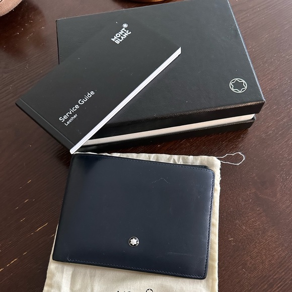 Very used navy blue mont blanc wallet. It looks very new in perfect condition